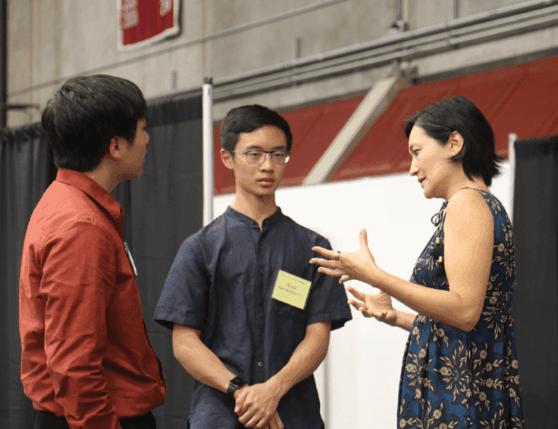 Class of â25 Attends Annual Senior-Alumni Dinner